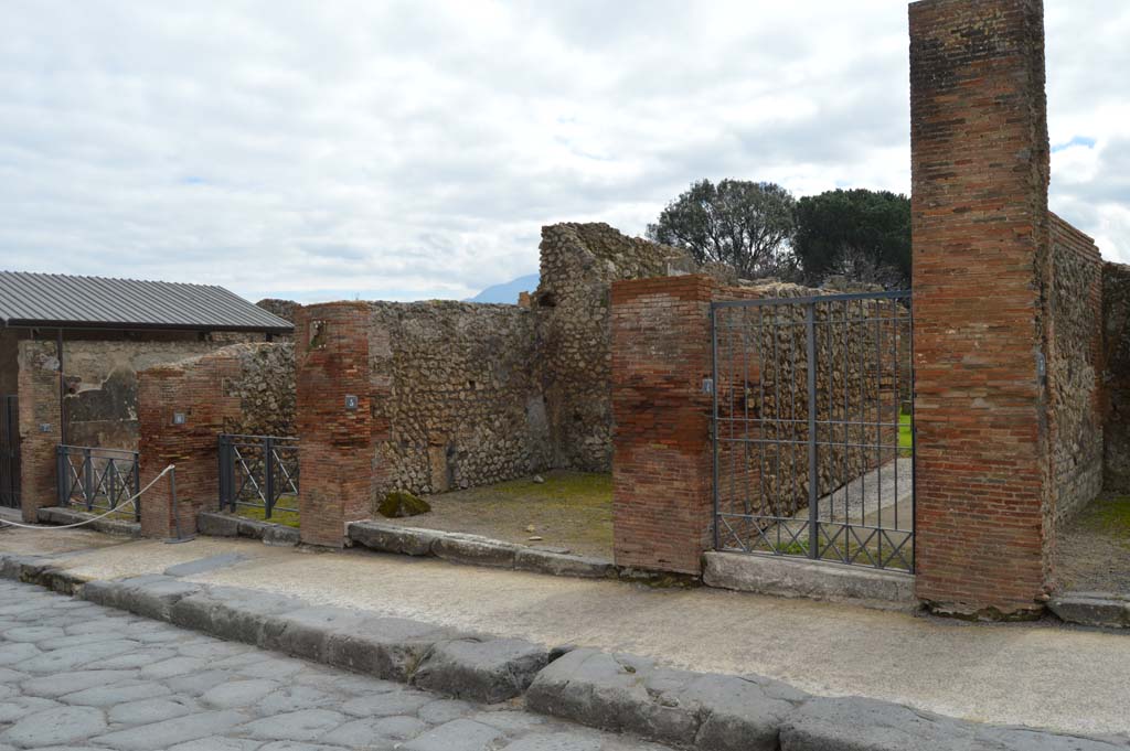 VIII.3.4, Pompeii. March 2018. Looking east along Via dell’Abbondanza from entrance doorway, on right.
Foto Taylor Lauritsen, ERC Grant 681269 DÉCOR.
