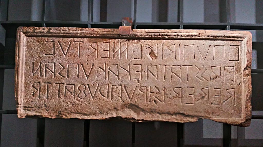 VIII.3.4 Pompeii.
Dedication of Vibio Popidio on limestone block found outside in Via dell’Abbondanza, 1838, written in Oscan alphabet.
Naples Museum translates this as:
“Vibius Popidius (son of) Vibius, public meddix, had this portico made. He approved it himself.”
Now in Naples Archaeological Museum, inv. 2543 (Vetter 13). Photo courtesy of Giuseppe Ciaramella.