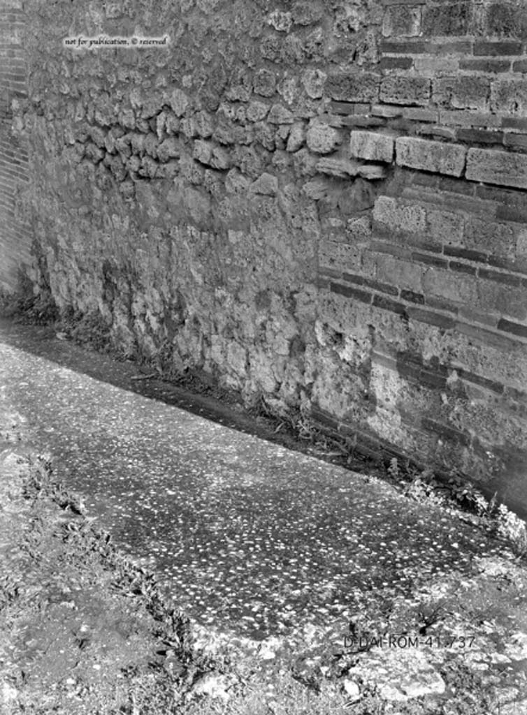 VIII.3.4 Pompeii. c.1930. Looking north along east side of vestibule/entrance corridor.
The flooring of cocciopesto contained white tesserae that dotted the “carpet” of cocciopesto.
Towards the atrium, it ended with a threshold decorated with meanders.
DAIR 41.737. Photo © Deutsches Archäologisches Institut, Abteilung Rom, Arkiv.
See Pernice, E. 1938. Pavimente und Figürliche Mosaiken: Die Hellenistische Kunst in Pompeji, Band VI. Berlin: de Gruyter, (tav. 41.3, above.)