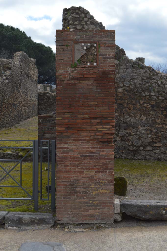 VIII.3.6 on left, and VIII.3.5, on right, Pompeii. March 2018.
Looking south to pilaster between entrance doorways.
Foto Taylor Lauritsen, ERC Grant 681269 DÉCOR.