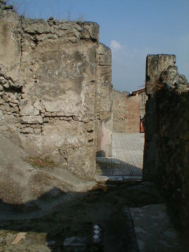 VIII.3.8 Pompeii. September 2004. North wall of oecus, with doorway to atrium.
The floor of this room was formed by diamonds of limestone tiles belonging to a most ancient floor, which was edged by a high fascia of white mosaic tiles.