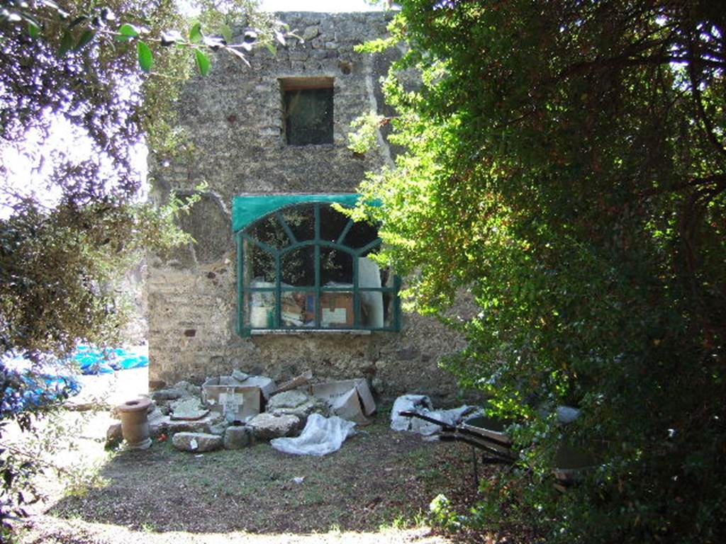 VIII.3.14 Pompeii. September 2005. Looking south across west side of garden. According to Boyce, in a cubiculum located on the north side of the tablinum, in the south wall is a semicircular, vaulted niche. The inside walls of the niche were coated with yellow stucco like the walls of the room, its floor was a marble slab. Fiorelli called it “una nicchia per qualche simulacro di deità”.
See Boyce G. K., 1937. Corpus of the Lararia of Pompeii. Rome: MAAR 14. (p.75, no.352)
See Pappalardo, U., 2001. La Descrizione di Pompei per Giuseppe Fiorelli (1875). Napoli: Massa Editore. (p.124)