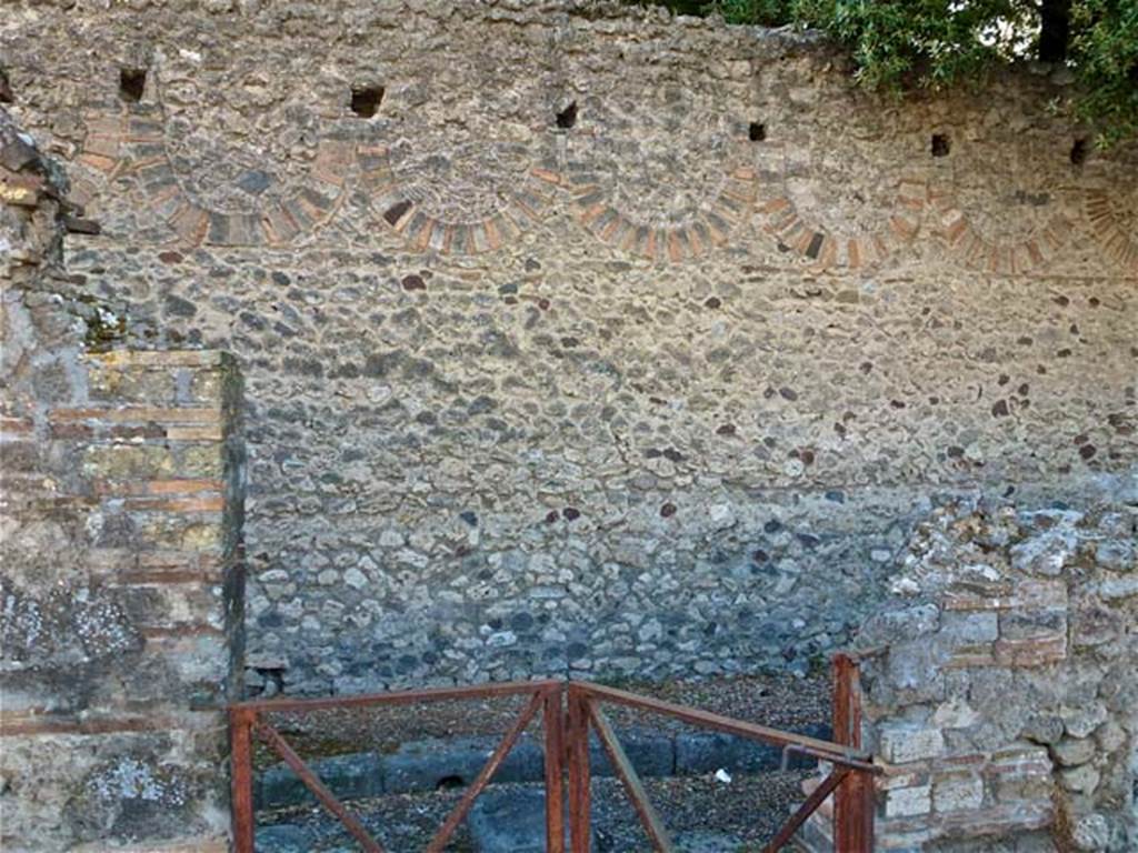 VIII.3.14 Pompeii. September 2011. Looking west to exterior wall in Vicolo dei 12 Dei, taken from VIII.2.10.