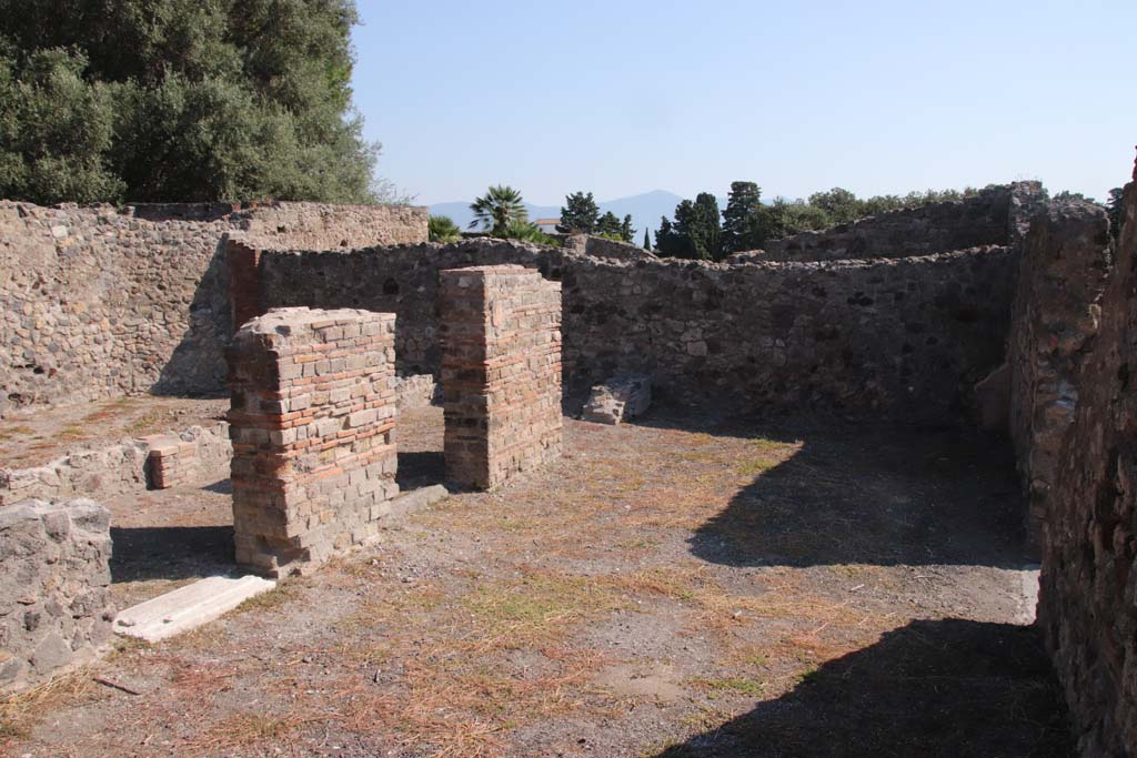 VIII.3.15 Pompeii. September 2021.
Looking north-east towards three entrance doorways to south portico 8 of garden area 7. Photo courtesy of Klaus Heese.
On the right is the area of room 9 in the south-east corner, and room 1 leading from the entrance doorway.