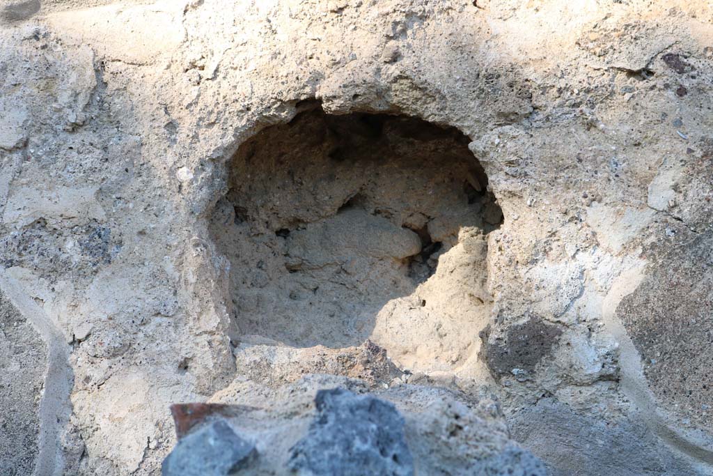 VIII.3.15, Pompeii. December 2018.
Feature in north wall above wall at side of doorway into room 5, at rear of triclinium. Photo courtesy of Aude Durand.