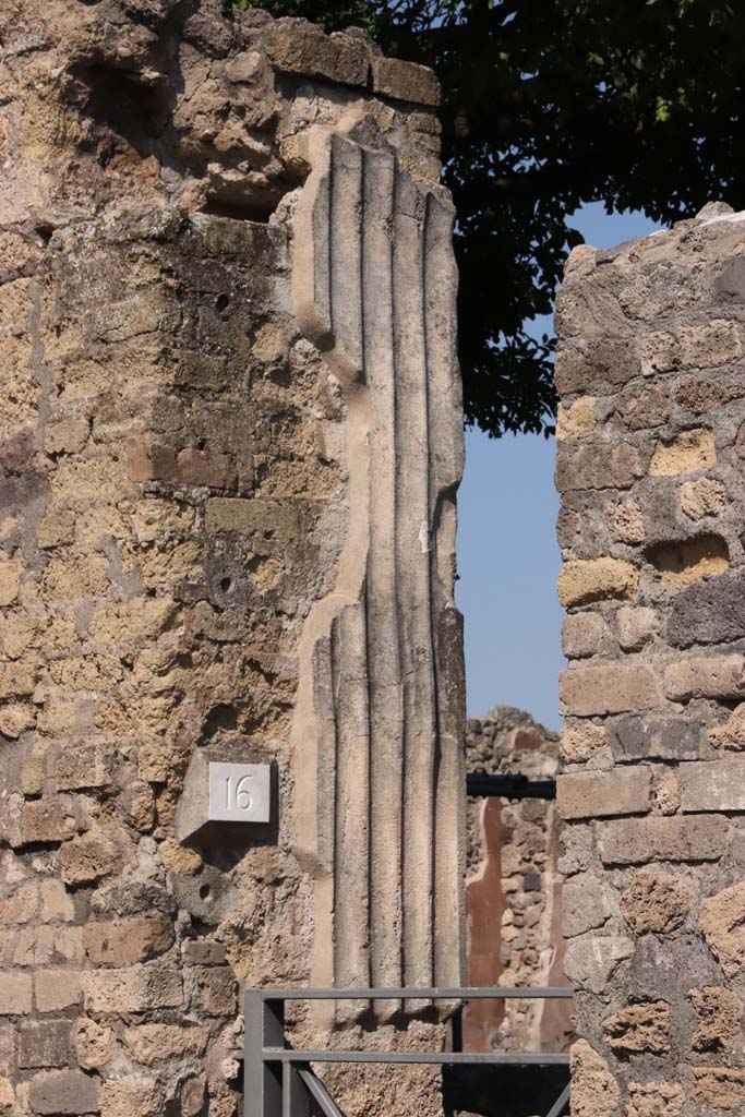 VIII.3.16, Pompeii. September 2021.
Entrance doorway with detail of stuccoed column from wall of peristyle. Photo courtesy of Klaus Heese.