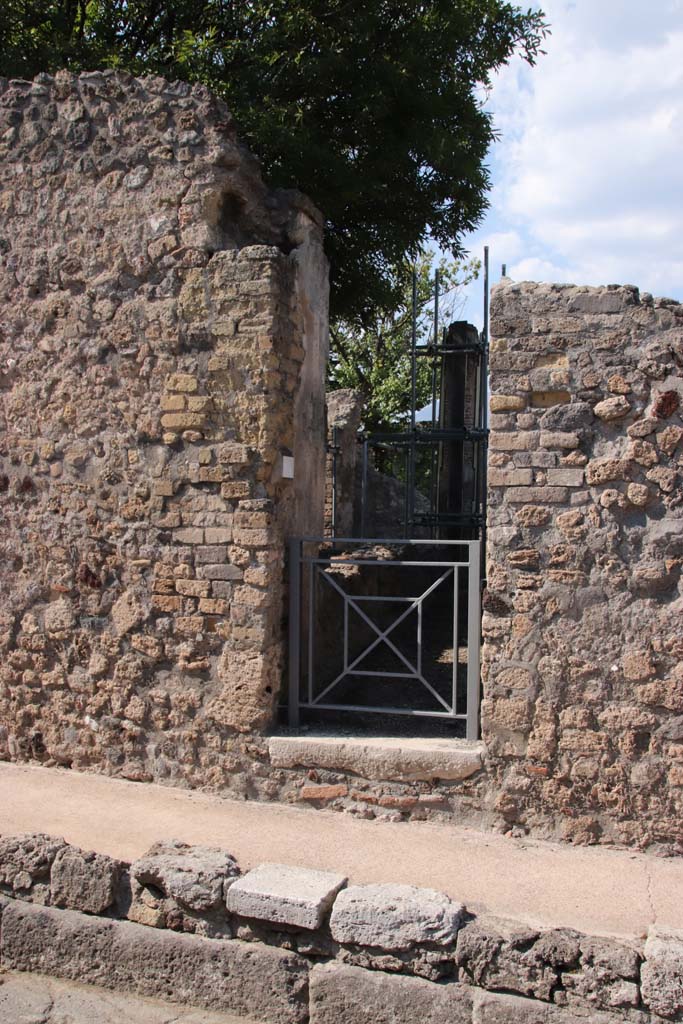 VIII.3.16 Pompeii. September 2021.
Entrance doorway in Vicolo della Regina, looking north. Photo courtesy of Klaus Heese.