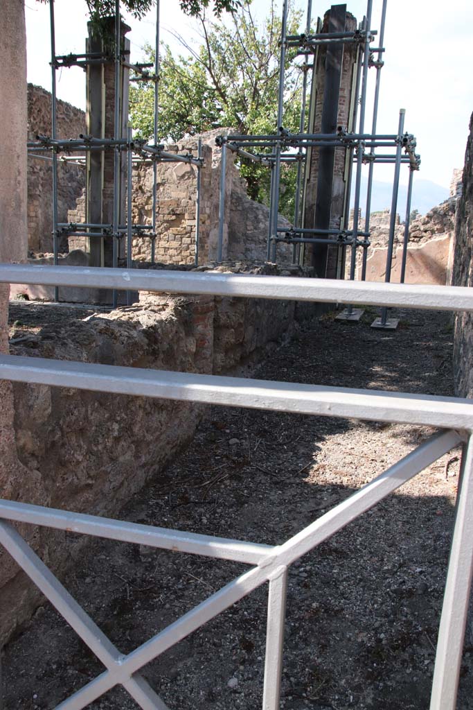 VIII.3.16 Pompeii. September 2021.
Looking north across peristyle from entrance doorway, towards large room in north-east corner.
Photo courtesy of Klaus Heese.