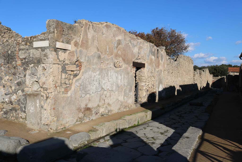 VIII.3.17 Pompeii, centre right. December 2018.
Looking north-east towards doorway, from junction of Via delle Scuole, on left, and Via della Regina, on right. Photo courtesy of Aude Durand.