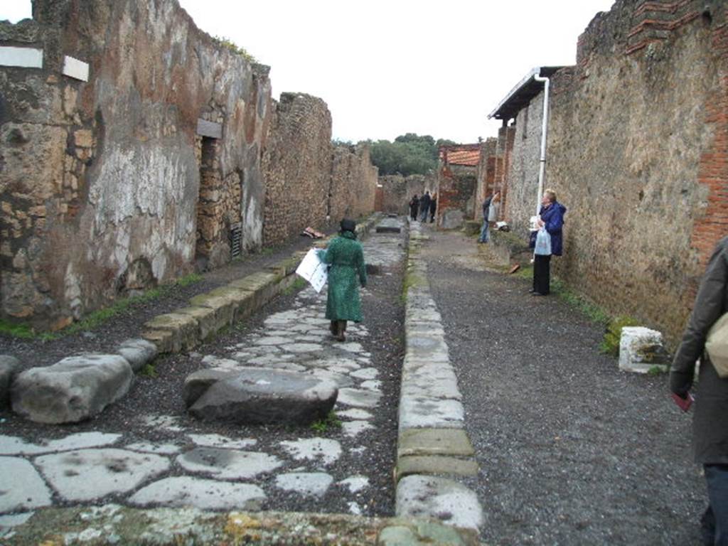 VIII.3.17 Pompeii. December 2004. Vicolo della Regina looking east. VIII.2