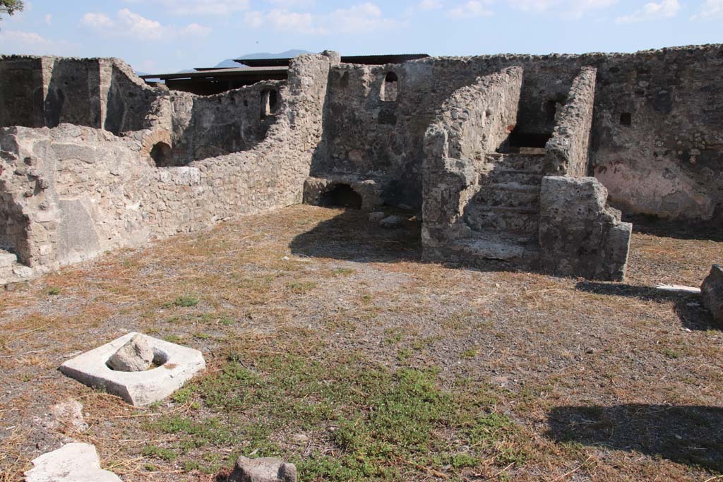 VIII.3.18 Pompeii. September 2021.
Looking towards south-east corner of atrium (or right ala) with kitchen area, (together with kitchen area of peristyle in VIII.3.16, on left of it).
Photo courtesy of Klaus Heese.