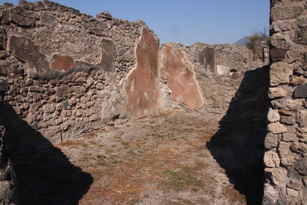 VIII.3.18/16 Pompeii. September 2021.
Looking towards west and north walls in tablinum in north-west corner of peristyle. Photo courtesy of Klaus Heese