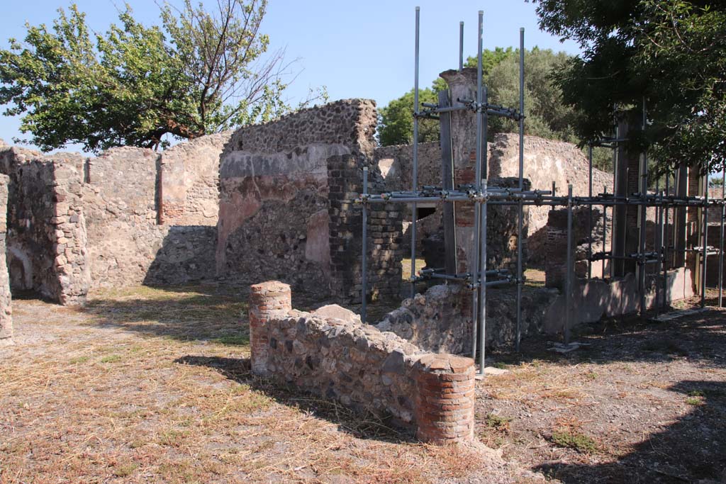 VIII.3.18/16 Pompeii. September 2021.
Looking north-east from west side of peristyle, with doorway to tablinum, on left, courtyard/yard, centre left, doorway to corridor, right of centre, and doorway to large room in north-east corner, on right. Photo courtesy of Klaus Heese.