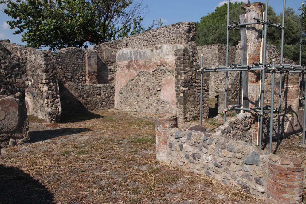 VIII.3.18/16 Pompeii. September 2021.
Looking north-east from west side of peristyle, with doorway to tablinum, on left, courtyard/yard, centre left, and doorway to corridor, right of centre.
Photo courtesy of Klaus Heese.