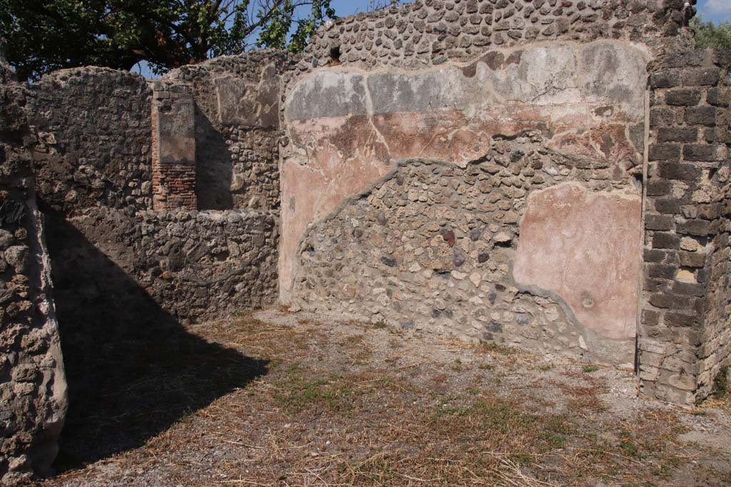 VIII.3.18/16 Pompeii. September 2021.
Looking north-east in area of courtyard/yard on north side of peristyle. Photo courtesy of Klaus Heese.