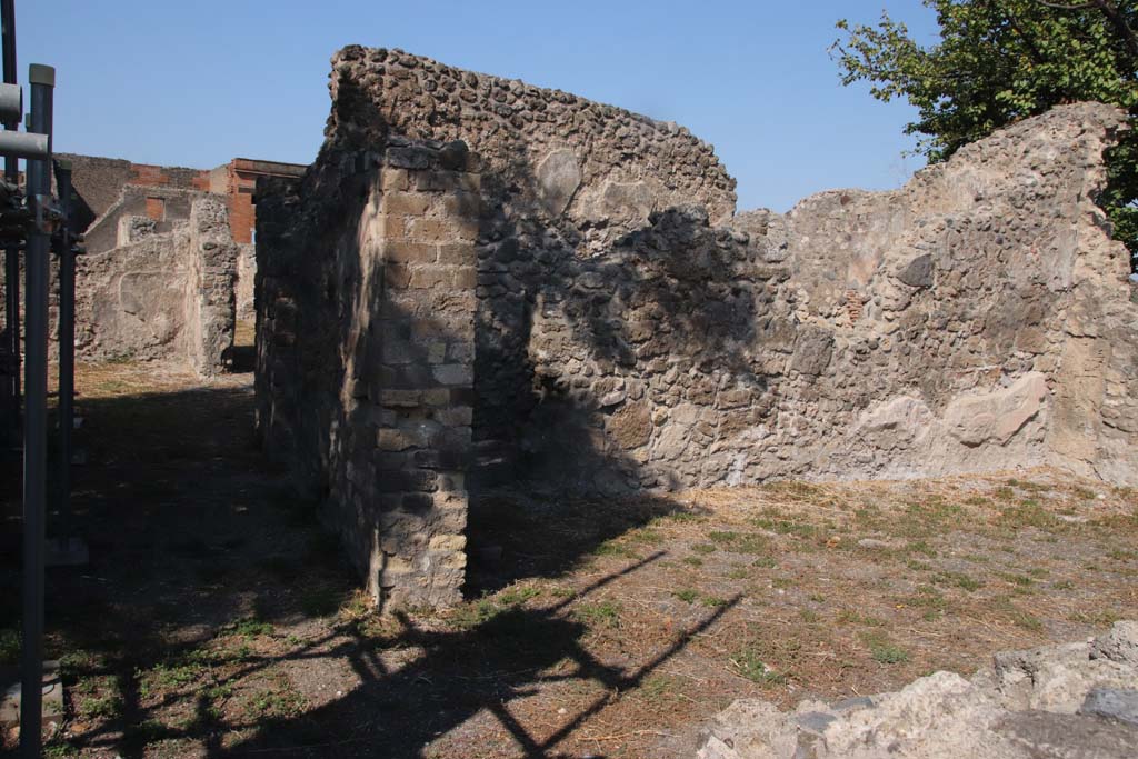 VIII.3.18/16 Pompeii. September 2021.
Looking west along north side of peristyle through large doorway into room in north-east corner. Photo courtesy of Klaus Heese.
???????