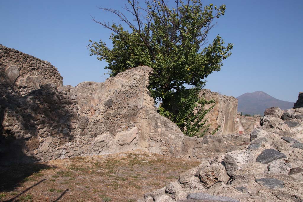 VIII.3.18/16 Pompeii. September 2021.
Room in north-east corner of peristyle, looking towards west, north-west corner and north wall of room. Photo courtesy of Klaus Heese.