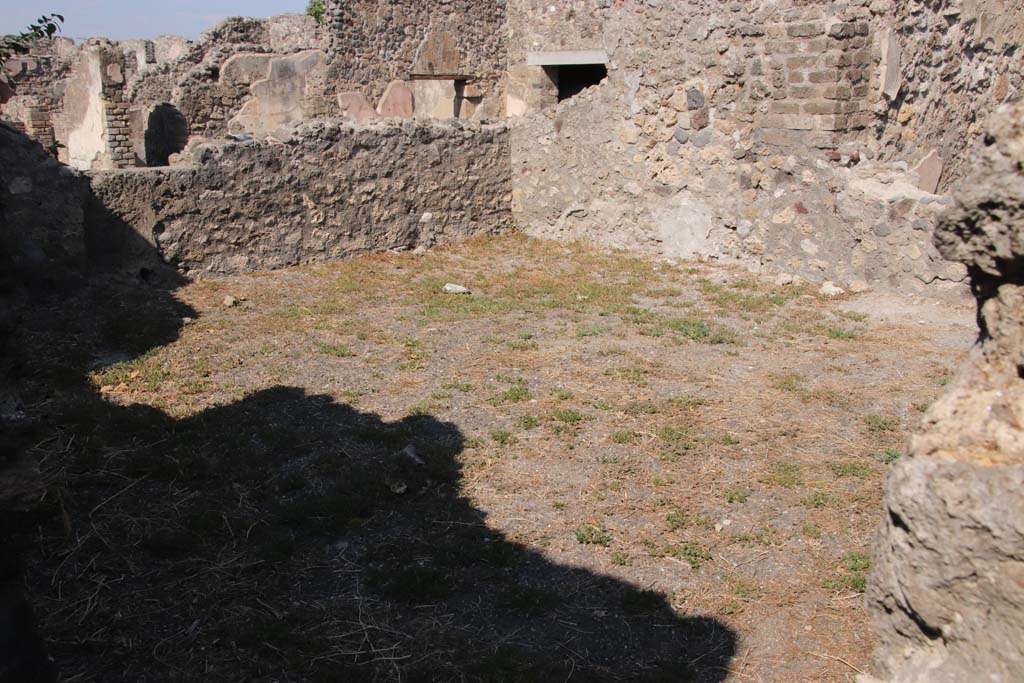 VIII.3.18/16 Pompeii. September 2021.
Room in north-east corner of peristyle, looking towards north-east corner. Photo courtesy of Klaus Heese.