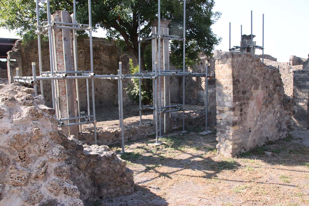 VIII.3.18/16 Pompeii. September 2021.
Room in north-east corner of peristyle, looking towards doorway in south wall onto peristyle. Photo courtesy of Klaus Heese.