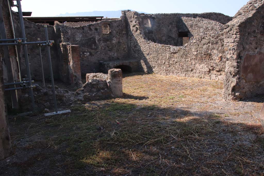 VIII.3.18/16 Pompeii. September 2021.
Looking south-west across peristyle, towards kitchen area at west end. On the right is the south wall of the tablinum.
Photo courtesy of Klaus Heese.