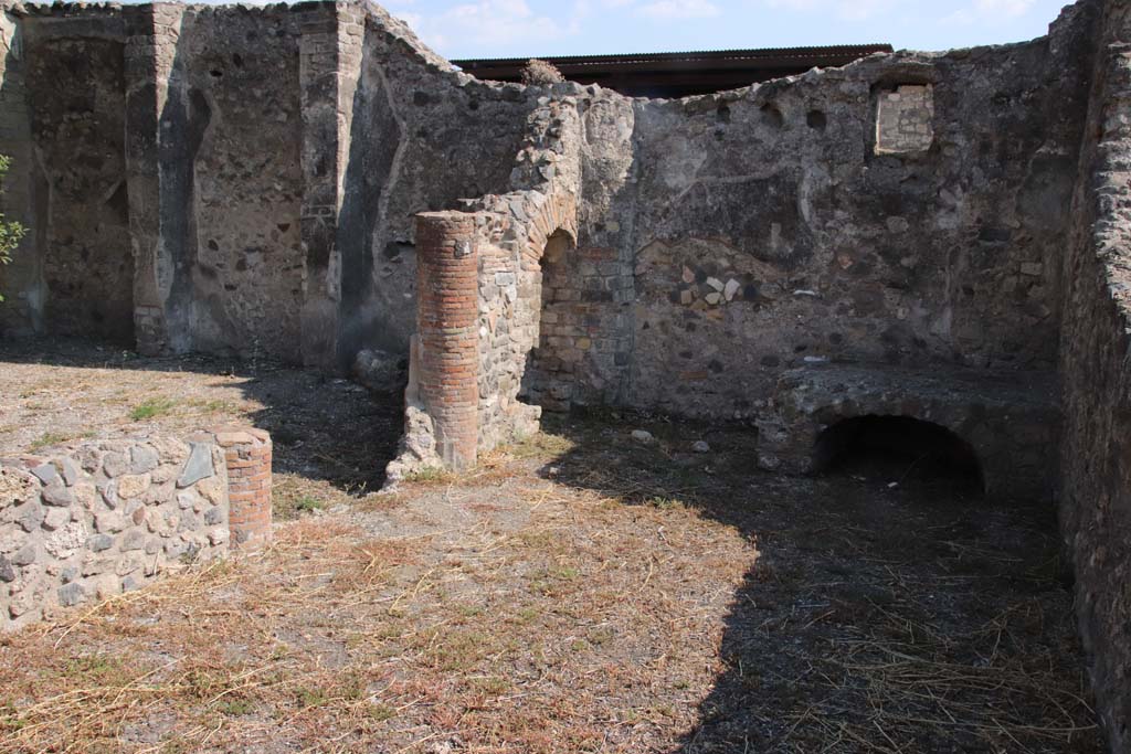VIII.3.18/16 Pompeii. September 2021.
Looking south at west end of peristyle, towards kitchen area with hearth and niche latrine. Photo courtesy of Klaus Heese.
