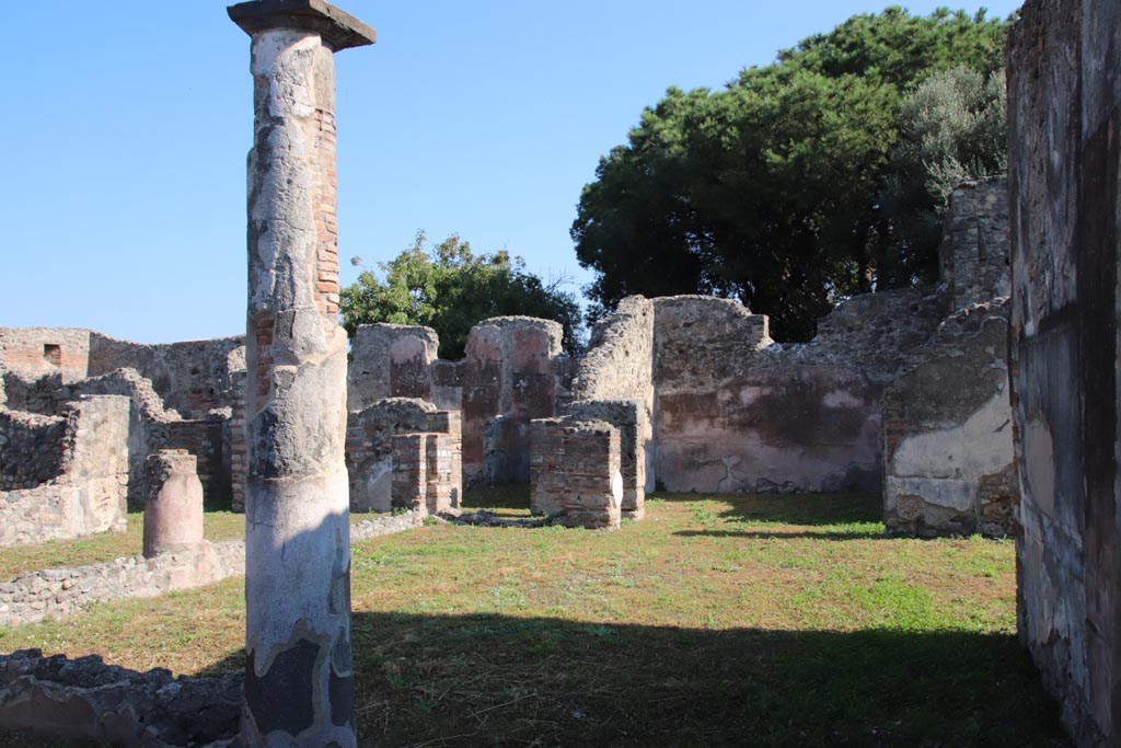 VIII.3.24 Pompeii. October 2022. Looking east across peristyle towards north-east corner, with tablinum, on right. 
On the north side of the tablinum was a cubiculum, also with a window overlooking the garden of VIII.3.14. Photo courtesy of Klaus Heese. 

