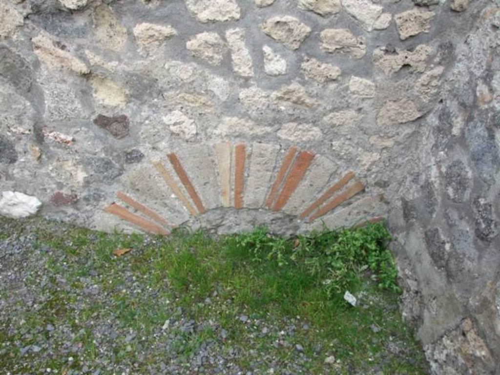 VIII.3.26 Pompeii. December 2007. Arch in north wall at front of workshop.