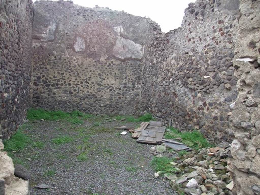 VIII.3.27 Pompeii. December 2007. Large oecus or triclinium on south side of garden. Looking south.
The style of the floor of this room, when seen, had small white tesserae laid in regular rows in the Opus signinum.