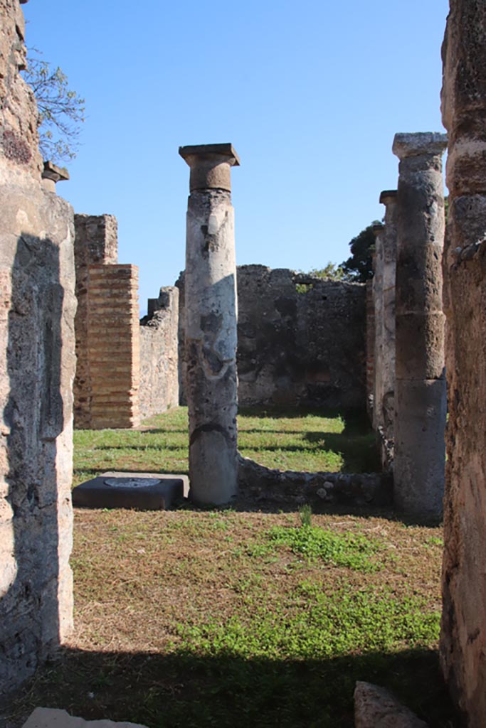 VIII.3.27 Pompeii. October 2022.
Looking east from entrance corridor towards peristyle. Photo courtesy of Klaus Heese.