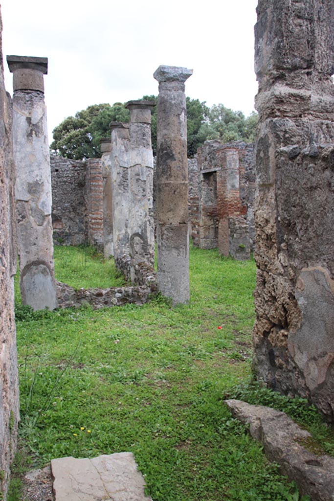 VIII.3.27 Pompeii. October 2022.
Looking south-east from entrance corridor across peristyle. Photo courtesy of Klaus Heese.