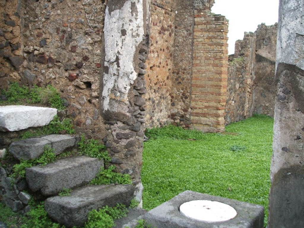 VIII.3.27 Pompeii. December 2004. Stone staircase and cistern mouth on north side of pseudoperistyle.