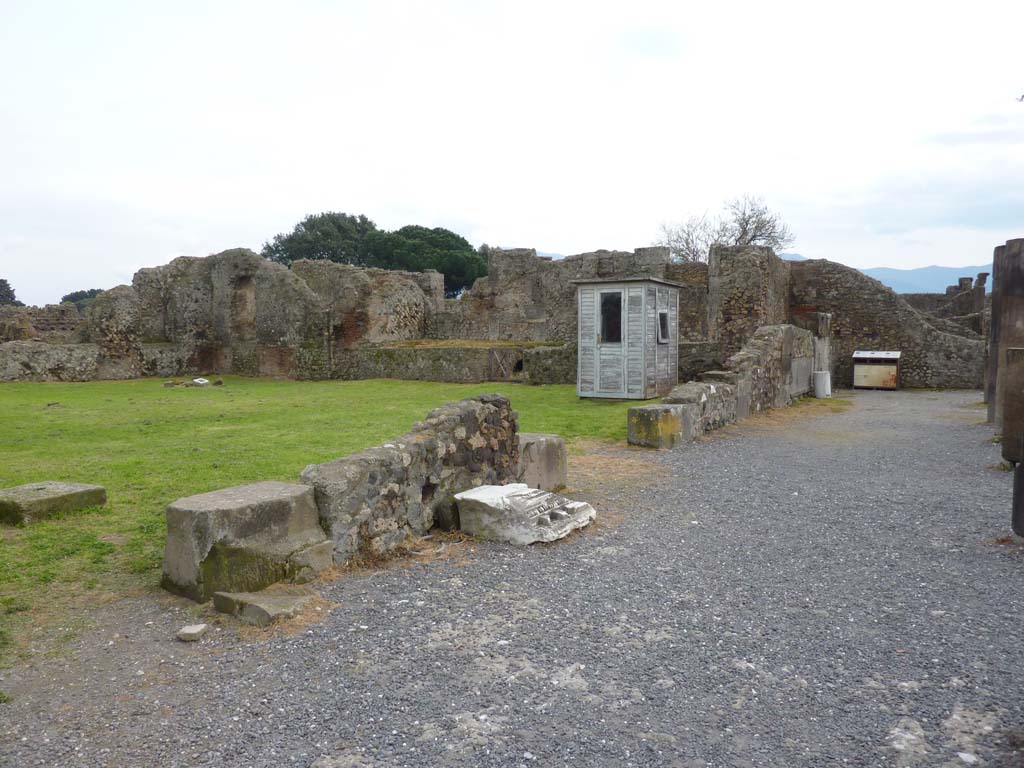 VIII.3.32 Pompeii. March 2014. Looking south-east towards entrance doorway, in centre. On the left is VIII.3.33.
Foto Annette Haug, ERC Grant 681269 DÉCOR.