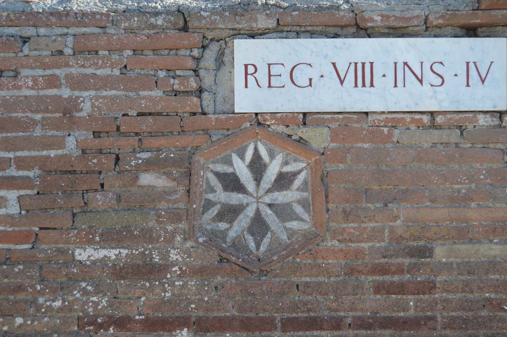 VIII.4.1 Pompeii. October 2017. Plaque with geometric design on outside pillar, on the right (west side) of entrance doorway.
Foto Taylor Lauritsen, ERC Grant 681269 DÉCOR