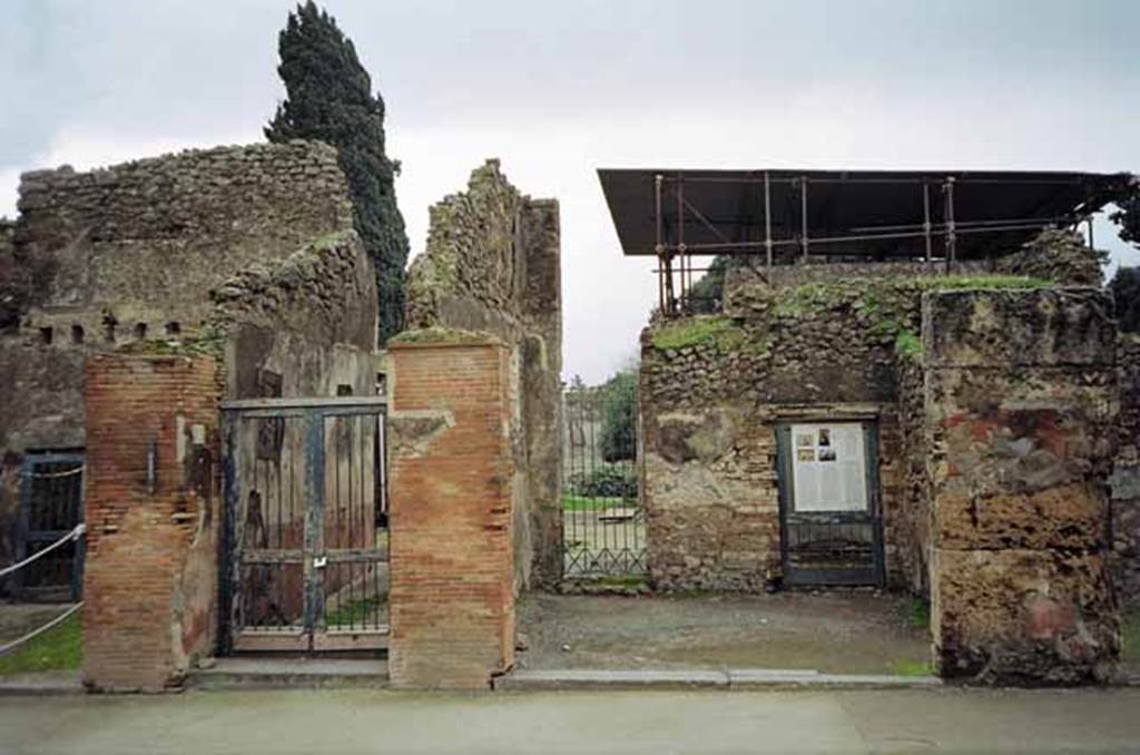 VIII.4.3 Pompeii with VIII.4.4 on left. January 2010. Looking south from Via dell’Abbondanza to entrances of house and linked shop. Photo courtesy of Rick Bauer.