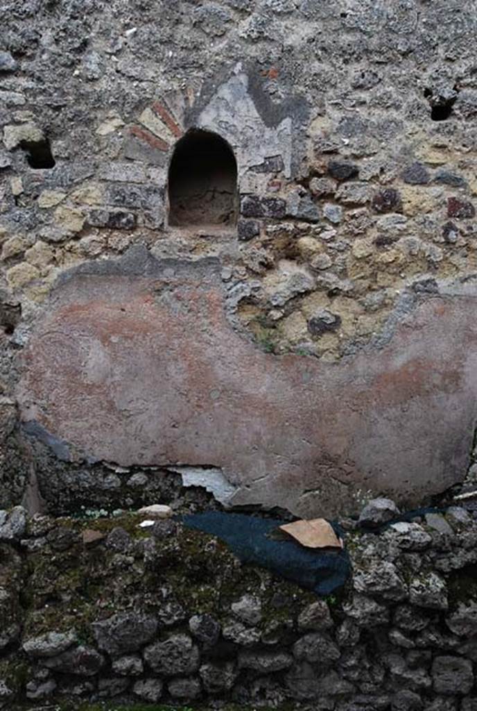 VIII.4.4 Pompeii. April 2009. Niche on east wall of kitchen area. Photo courtesy of Nicolas Monteix.
