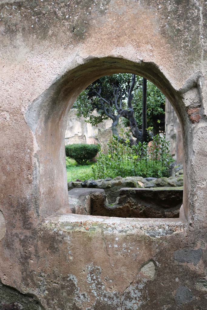 VIII.4.4, Pompeii. December 2018.
Room 7, arched opening in west wall, connecting the kitchen to the basin in area 8.
Photo courtesy of Aude Durand.