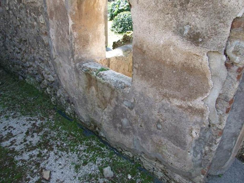 VIII.4.4 Pompeii. March 2009. Room 7, kitchen. West wall with arched opening, outside of which is the basin in the corridor on west side of kitchen.