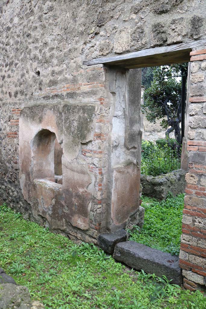 VIII.4.4, Pompeii. December 2018. Room 7, west wall, arched opening and doorway to area 8.
Photo courtesy of Aude Durand.