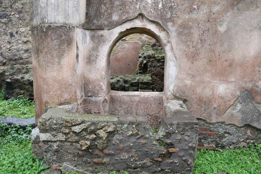VIII.4.4, Pompeii. December 2018.
Room 8, looking east towards basin and arched opening to kitchen. Photo courtesy of Aude Durand.