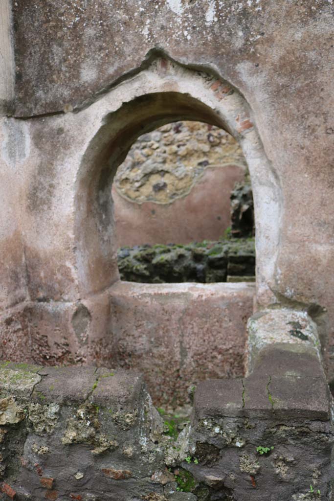 VIII.4.4, Pompeii. December 2018.
Room 8, detail of arched opening with basin below. Photo courtesy of Aude Durand.