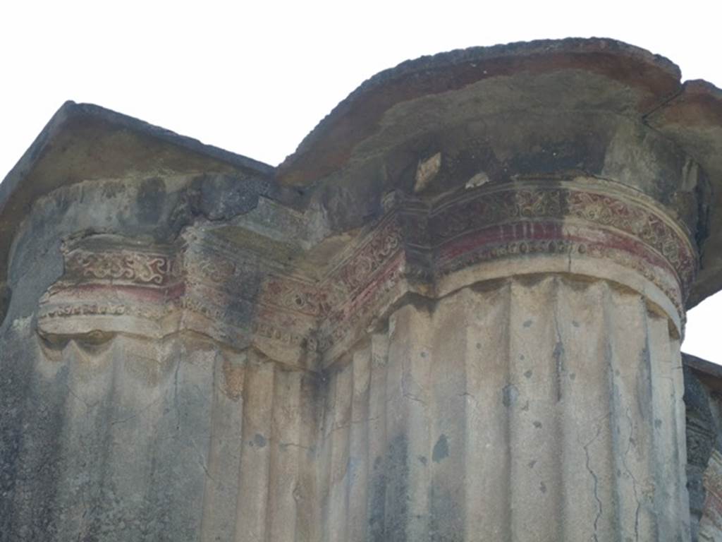 VIII.4.4 Pompeii. March 2009. Room 9. East portico. Decorated column and pillar in south east corner of peristyle.
