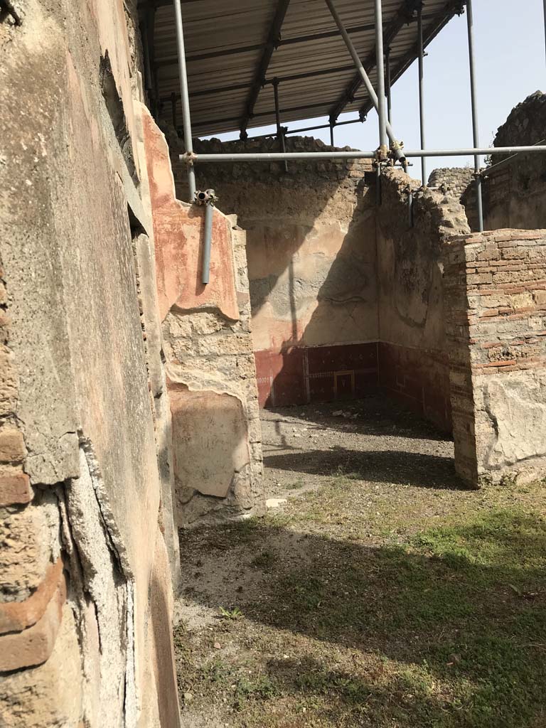 VIII.4.4 Pompeii. April 2019. Doorway with wide entrance to room 18, oecus, in north-west corner of portico.
Photo courtesy of Rick Bauer.