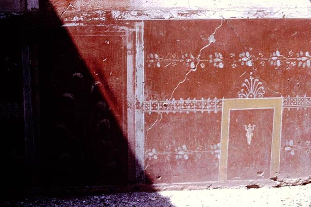 VIII.4.4 Pompeii. 1966. Room 18, detail of lower section of east side of north wall of oecus.
Photo by Stanley A. Jashemski.
Source: The Wilhelmina and Stanley A. Jashemski archive in the University of Maryland Library, Special Collections (See collection page) and made available under the Creative Commons Attribution-Non Commercial License v.4. See Licence and use details.
J66f0580