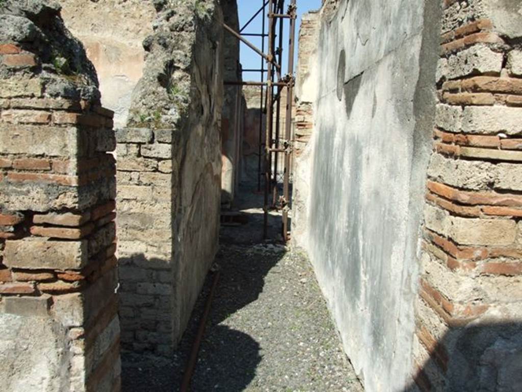 VIII.4.4 Pompeii. March 2009. Room 19, corridor or andron, looking north. According to PPM, on the east wall (on the right), a black zoccolo could be seen. The middle of the wall had red panels separated by narrow black compartments, and the upper wall was faded.
In the panels of the middle zone were vignettes with IVth style painted animals.