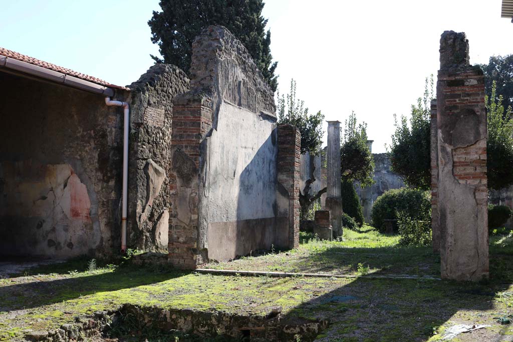 VIII.4.4, Pompeii. December 2018.
Looking south-east across atrium towards ala, on left, corridor to rear, and Room 20, the tablinum, on right. Photo courtesy of Aude Durand.