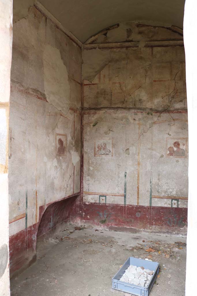 VIII.4.4, Pompeii. December 2018.
Room 22, looking through doorway towards south-west corner of cubiculum.
Photo courtesy of Aude Durand.