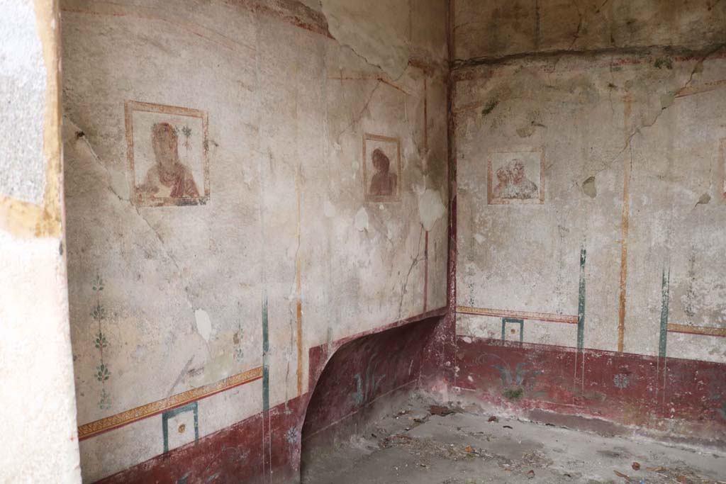 VIII.4.4, Pompeii. December 2018.
Room 22, looking towards south wall and south-west corner of cubiculum. Photo courtesy of Aude Durand.