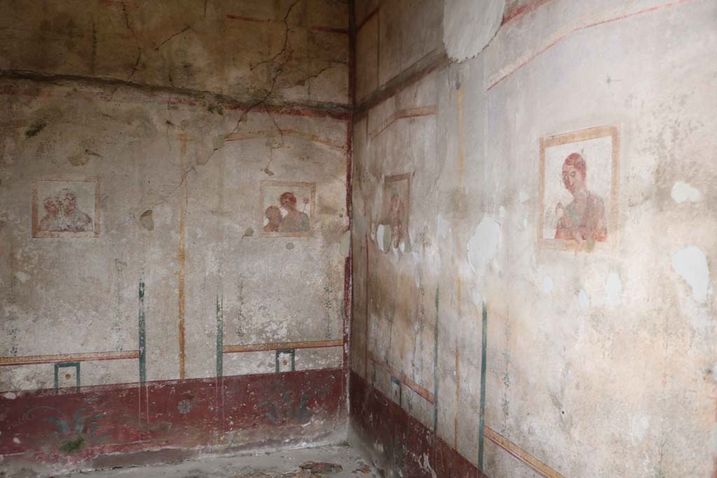 VIII.4.4, Pompeii. December 2018.
Room 22, looking towards north-west corner and north wall of cubiculum. Photo courtesy of Aude Durand.
