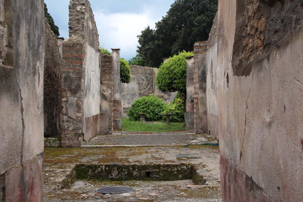 VIII.4.4 Pompeii. April 2014.
Looking south through fauces/entrance corridor, across atrium, through tablinum, to peristyle.
Photo courtesy of Klaus Heese.