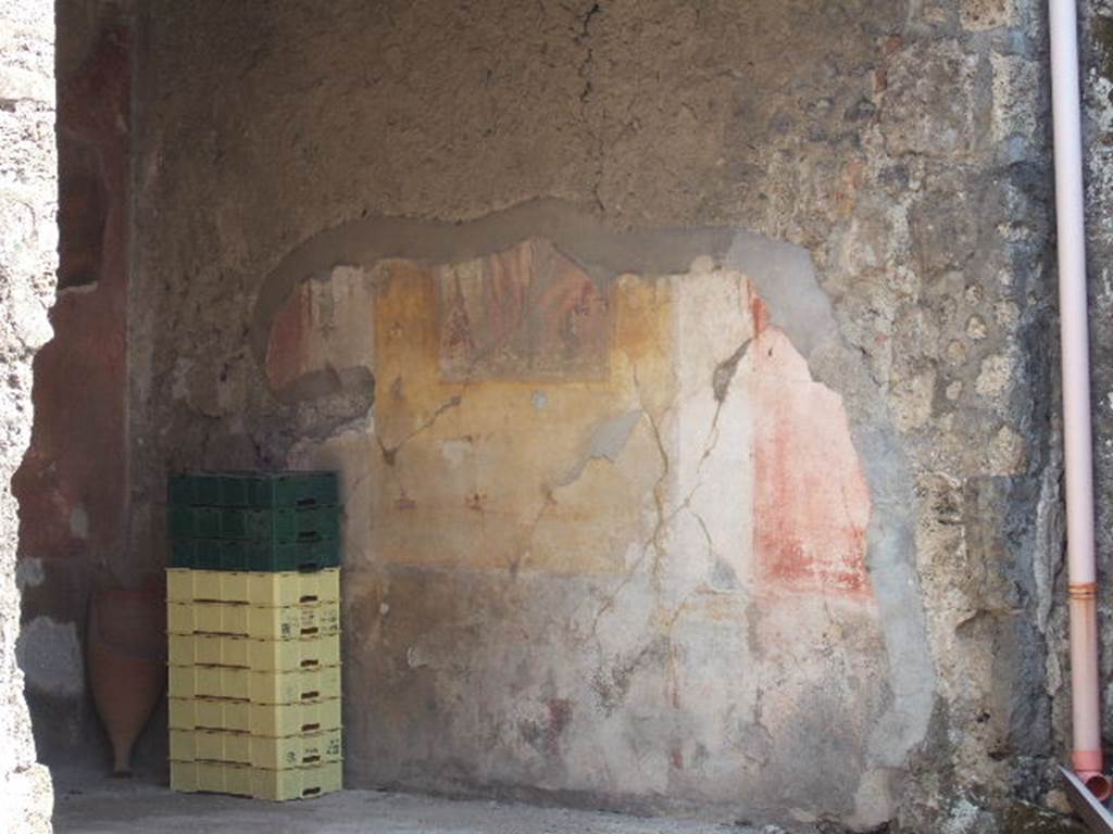 VIII.4.4 Pompeii. September 2005. Room 4, south wall of the ala on the east side of the atrium. Remains of painting of Hercules (Fiorelli also refers to a female figure) and a seated male figure who holds two lances.
See Pappalardo, U., 2001. La Descrizione di Pompei per Giuseppe Fiorelli (1875). Napoli: Massa Editore. (p.126).